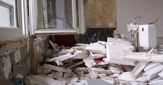 Демонтаж хрущевки в Саранске - удаление старых полов и стен по выгодной цене от 1795 рублей.